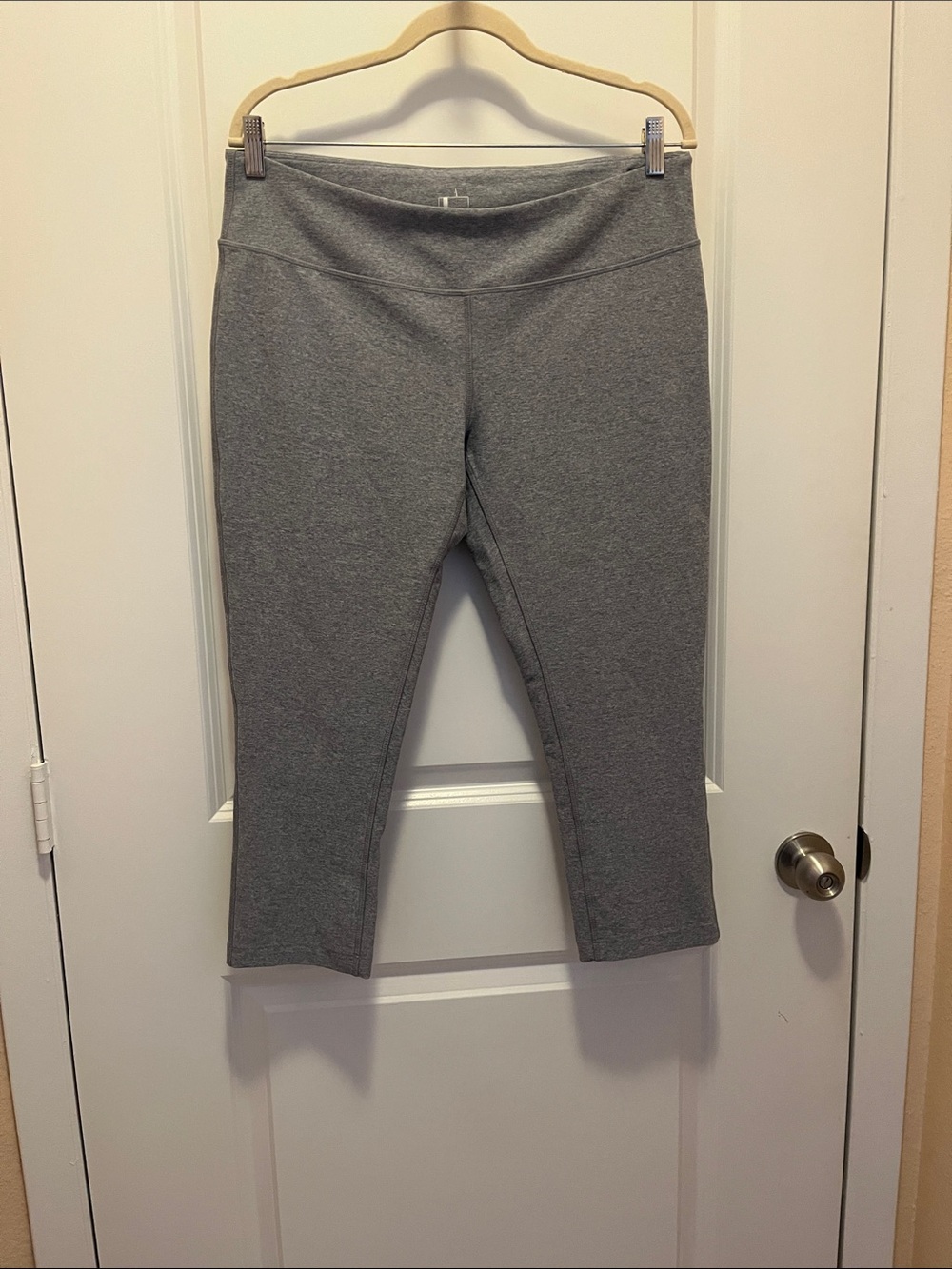 Mondetta Heather Gray Cropped Active Leggings